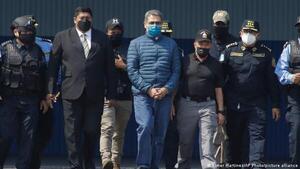 El expresidente de Honduras fue extraditado a EEUU, donde será juzgado por narcotráfico - .::Agencia IP::.