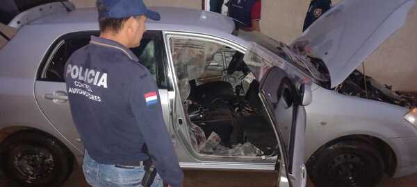 Detienen a un sujeto y recuperan un auto robado que ya estaba siendo desarmado - La Clave
