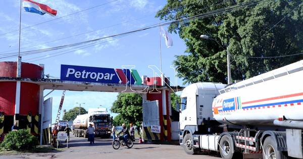 La Nación / Camioneros esperan hoy estudio de proyecto que busca liberar la compra de combustible a Petropar