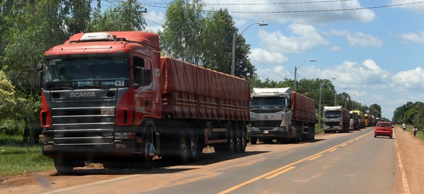 Transportistas siguen con paro y exigen que Petropar regule el mercado