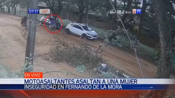 Violento asaltante roba celular a una mujer en Fernando de la Mora