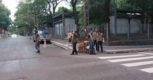 La Nación / Desalojan a cuidacoches que acaparan estacionamientos en zona del Poder Judicial
