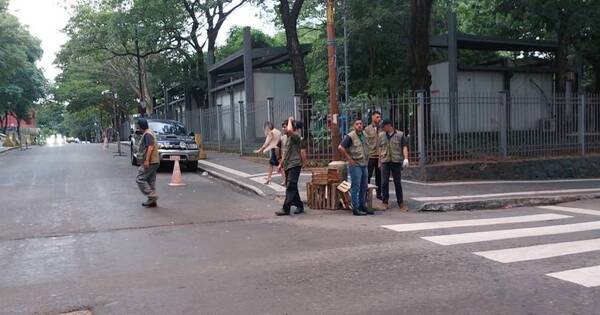 La Nación / Desalojan a cuidacoches que acaparan estacionamientos en zona del Poder Judicial