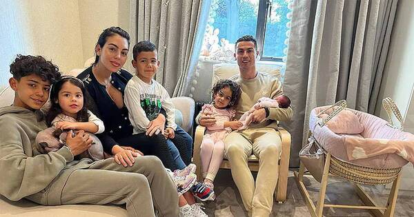 La Nación / ¡Hogar dulce hogar!: la primera foto familiar de Cristiano y Georgina tras el nacimiento de su hija