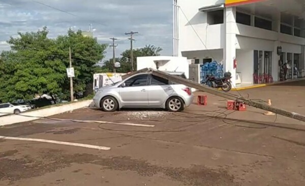 Poste de luz sale al paso de un conductor ebrio