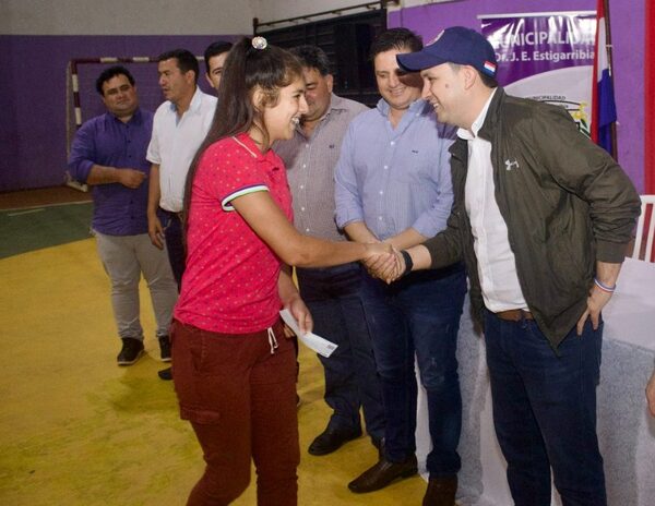 Universitarios de Caaguazú recibieron 114 becas de la Secretaría de la Juventud - .::Agencia IP::.