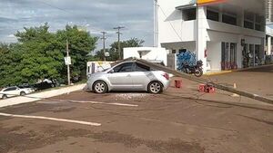 Borracho derribó poste sobre su auto