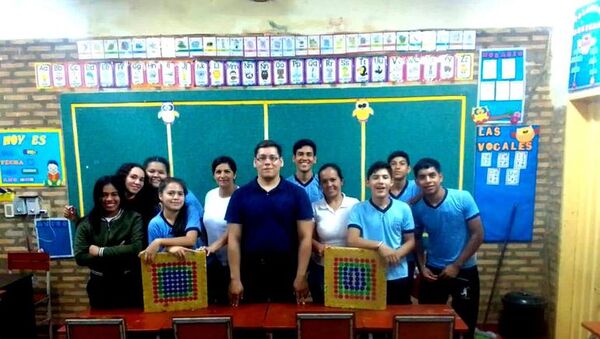 Jóvenes revolucionan Capiatá fabricando pisos de tapitas plásticas - Nacionales - ABC Color