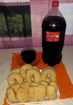 Crónica / Se reinventaron, venden cocido quemado a 5 mil'i la botella