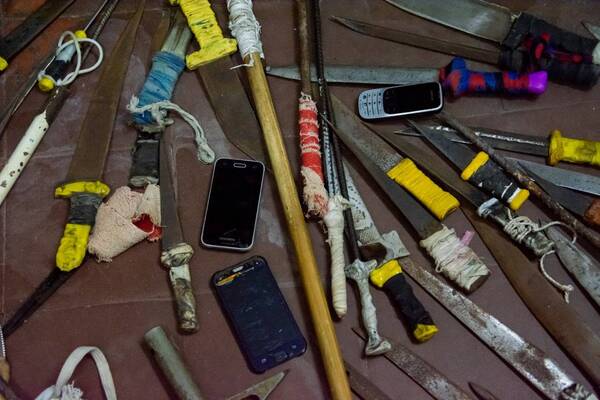 Crónica / Unos 74 cuchillos y tres celus fueron requisados de los presos en Tacumbú