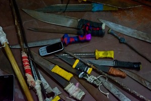 Incautan celulares y cuchillos en Tacumbú | 1000 Noticias