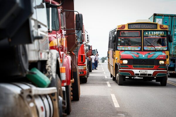 Futbolistas "ganan" en penales su paso en medio del bloqueo de camioneros - El Independiente