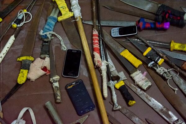 Está prohibido, pero siempre aparecen: incautan casi 100 armas blancas en penal de Tacumbú - Nacionales - ABC Color