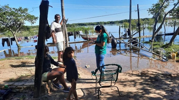 Familias afectadas por inundación en Villa Florida reciben asistencia de Salud Pública