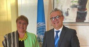 La Nación / Obsequian poncho para’i a alta comisionada de la ONU, Michelle Bachelet