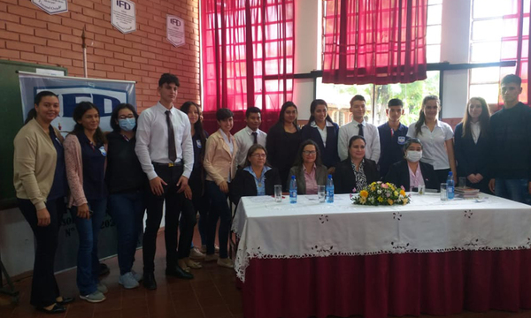 IFD homenajeó a escritores egresados de la institución - OviedoPress