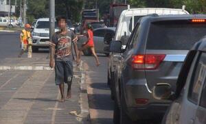 Un travesti pedía limosnas en los semáforos, con un bebé que alquilaba para la ocasión – Prensa 5