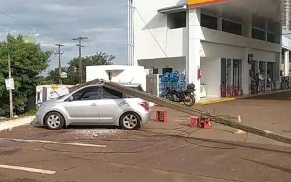 Crónica / [VÍDEO] Entró tuchaitere a un surtidor y dejó sarambikuépe una columna, también su auto