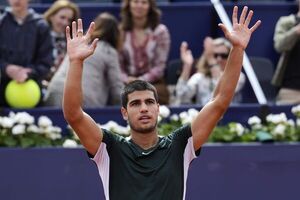 Alcaraz fulmina Tsitsipas para meterse en las semifinales - Tenis - ABC Color