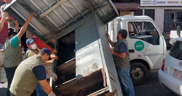 La Nación / Controles de agentes municipales de Asunción sobre la venta o servicios ilícitos en la vía pública