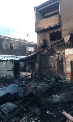 Fuego consume totalmente un inquilinato - La Clave
