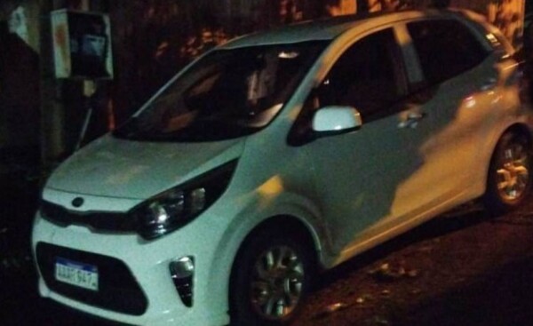 Abandonan automóvil robado durante asalto a una farmacia