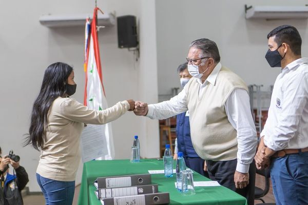 Universitarios de Caaguazú recibieron becas de la Secretaría de la Juventud