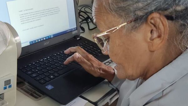 Abue chaqueña aprendió a usar la computadora a sus 65 años