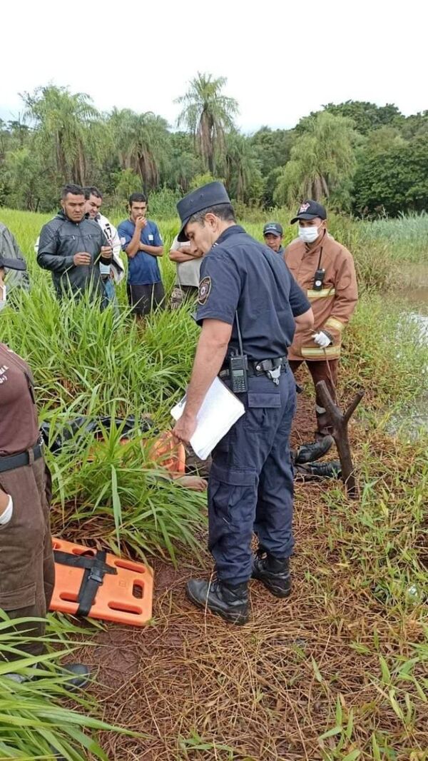 Un hombre estaba pescando y le cayó un rayo