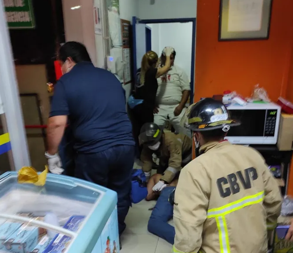 Mondaha hieren de bala a dos empleados de un supermercado