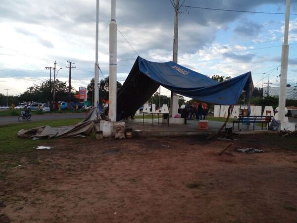 Camioneros decidieron permanecer al costado de la ruta en San Pedro - Nacionales - ABC Color
