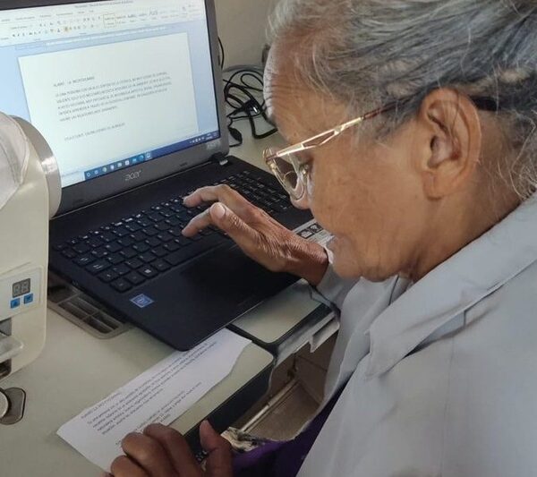 ¡Mega capa! Abuela empezó a estudiar informática a los 65 años