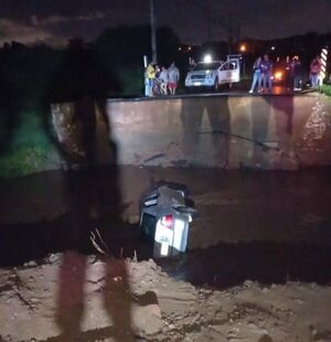 Sacan vehículo que cayó a arroyo, tras falta del puente que se derrumbó por el sismo - Nacionales - ABC Color
