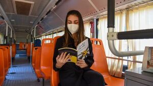 Un buen viaje: Libros acompañan a pasajeros en biblioteca de colectivo