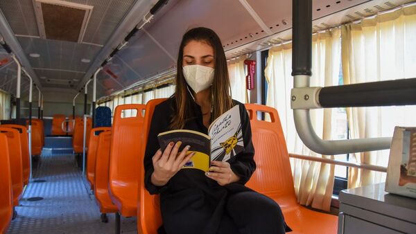 Un buen viaje: Libros acompañan a pasajeros en biblioteca de colectivo