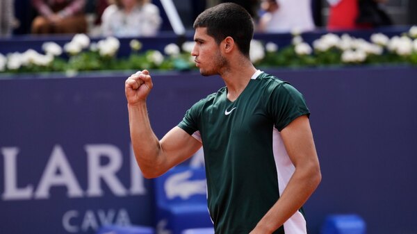 Alcaraz derrota a Tsitsipas y ya está en semifinales en Barcelona