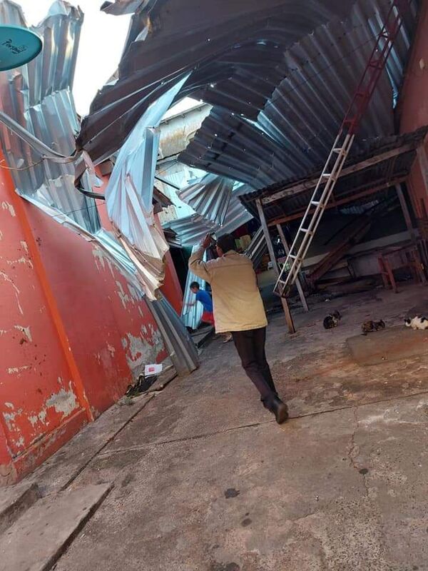 Temporal de fuertes ráfagas de viento deja millonario daño en el mercado de Paraguarí - Nacionales - ABC Color