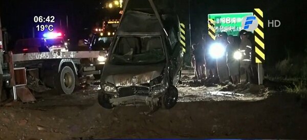 Capiatá: Automóvil cae a un arroyo tras falta de señalización de un puente derrumbado | Noticias Paraguay