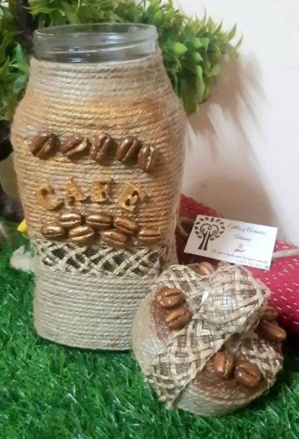 Crónica / Artesana transforma la "basura" en obras de arte