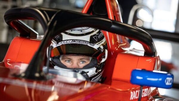 Joshua Duerksen debuta en Monza remontando 10 lugares