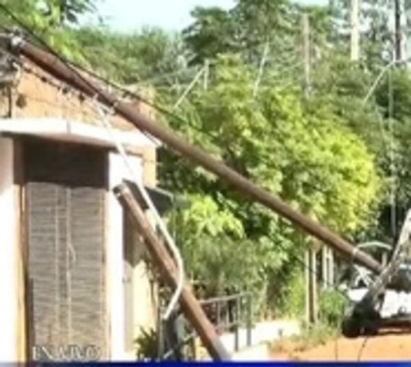Caen columnas y transformador de la ANDE en Areguá tras tormenta - Paraguay.com