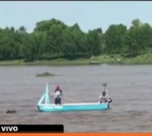 Maltrato animal: Sujetos obligaron a un caballo a cruzar a pie un rio - Paraguay.com