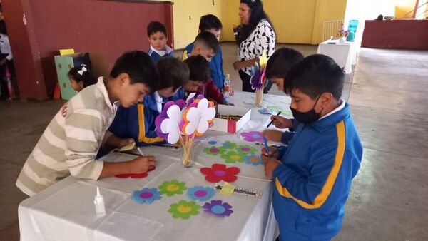 Niños participan de la fiesta de la lectura “Leo Leo... ¿qué leés?”, en Acahay - Nacionales - ABC Color