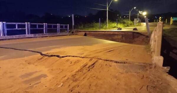 La Nación / Automóvil cayó al arroyo a causa del puente Poncho Pytã