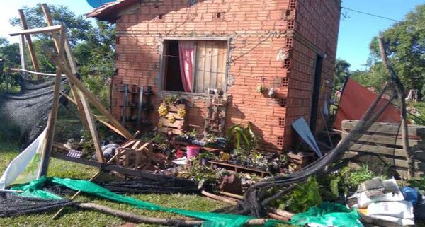 Casas destechadas, árboles caídos y cortes de energía tras tormentas en Itauguá - Noticiero Paraguay