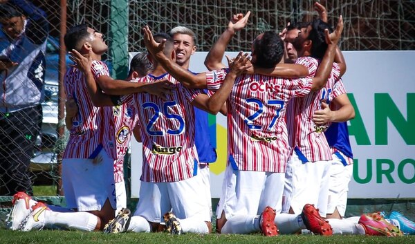 El 'Rayadito' sube a la cima, mientras que Iteño salva un punto en casa
