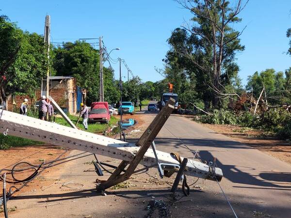 Crónica / Feroz temporal dejó sin corriente a 60 mil usuarios de Asunción y Central