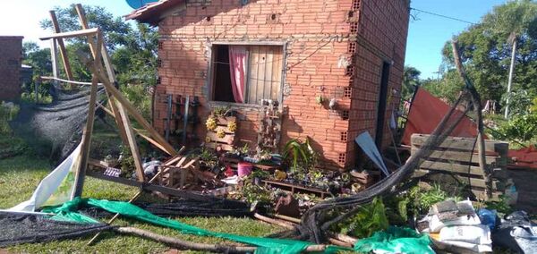 Casas destechadas, árboles caídos y cortes de energía tras tormentas en Itauguá - Nacionales - ABC Color