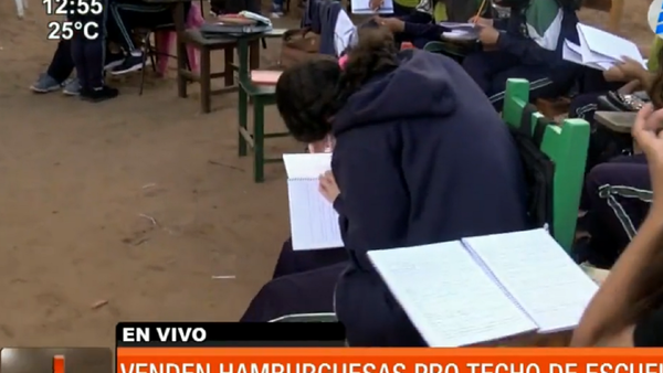 Venden hamburguesas para reparar techo de una escuela