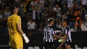 Libertad golea y sigue en la punta